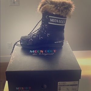 Never Worn: Moon Boot Monaco Low, Size US 8 UK 6